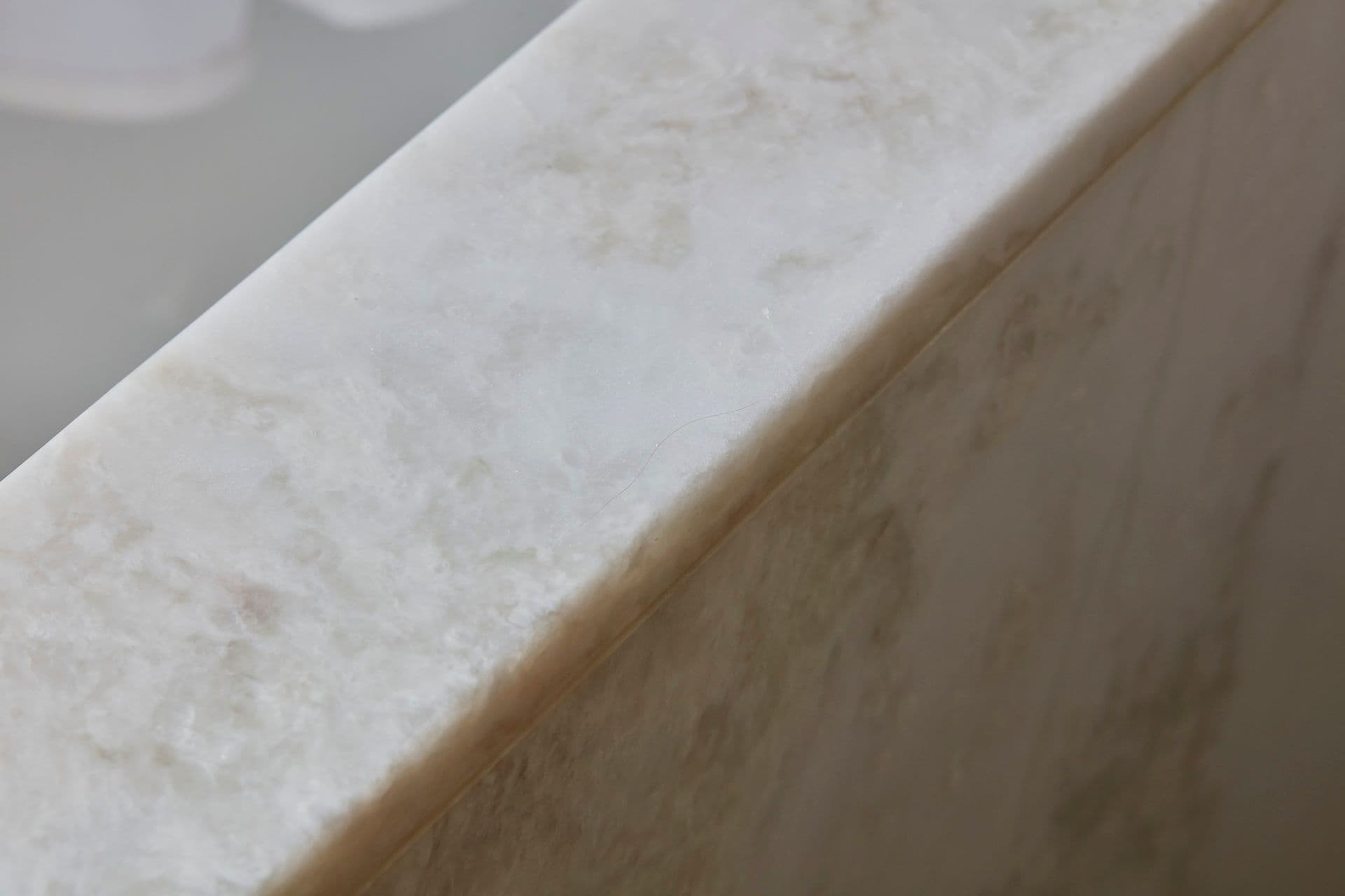 Details of the white Carrara marble installe din the bathroom